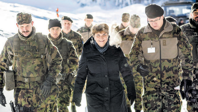 Viola Amherd und das Schweizer Militär (Foto: Pascal Mora, Keystone)